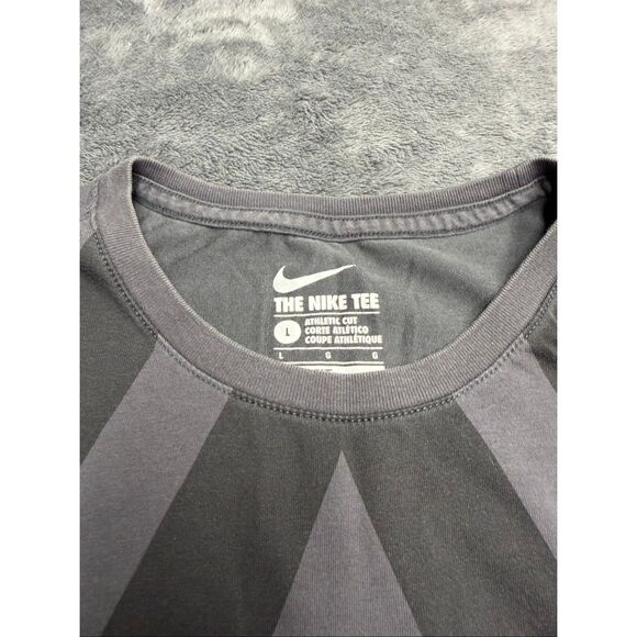 Grey and Black Nike Men’s Large Dri-Fit T-Shirt! - Picture 2 of 3